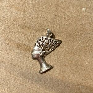 Nefratiri pendant
